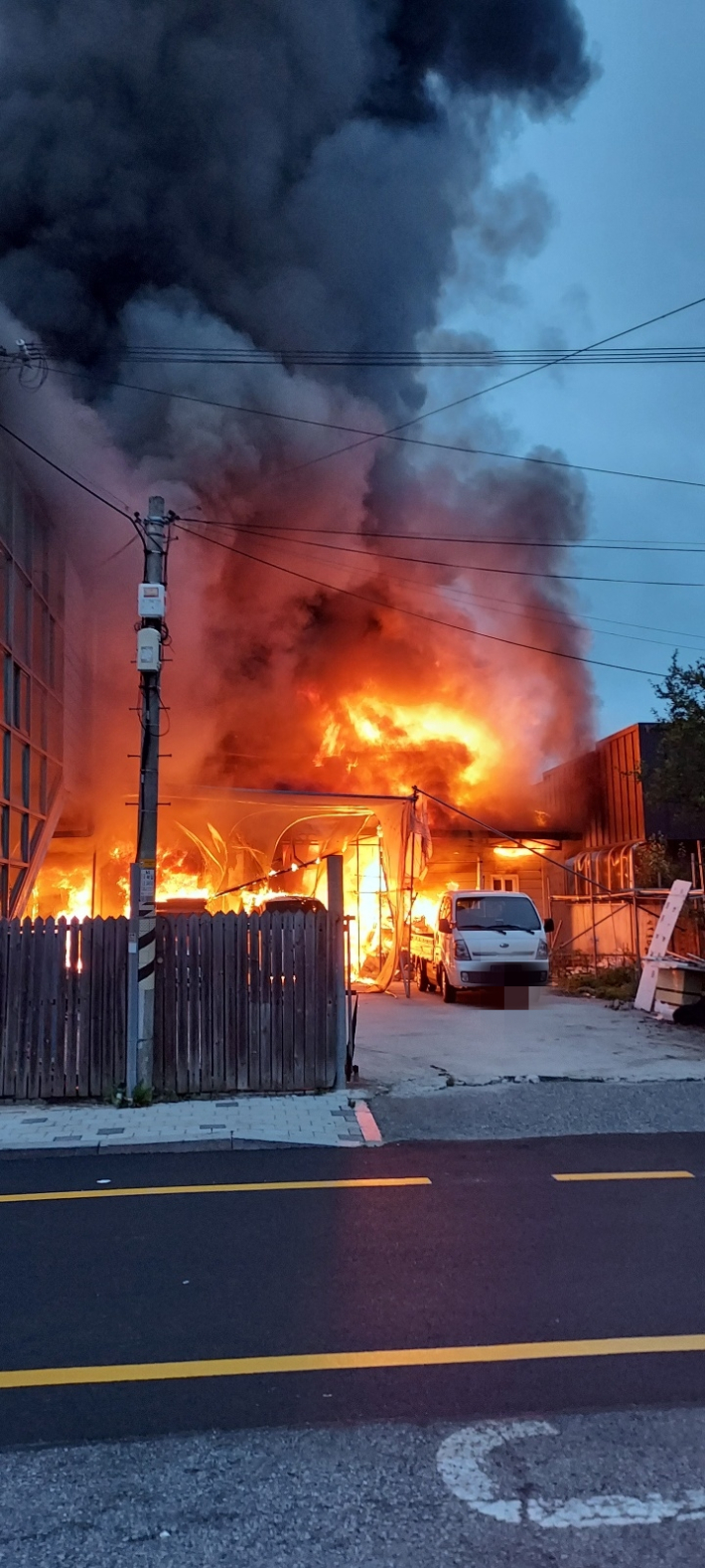 28일 오전 5시 21분쯤 전북 익산시의 한 싱크대 보관 창고에서 불이 났다. 창고에서 시작된 불이 인근 상가와 주택으로 확대되어 약 6519만 원의 재산 피해가 발생했다. 전북소방본부 제공  