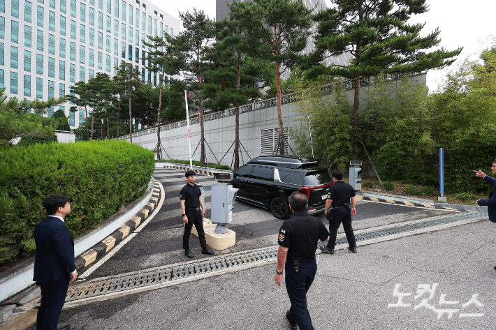 윤석열 전 대통령이 탄 차량이 28일 오전 내란특검 사무실이 마련된 서울 서초구 서울고검 건물에 도착하고 있다. 황진환 기자