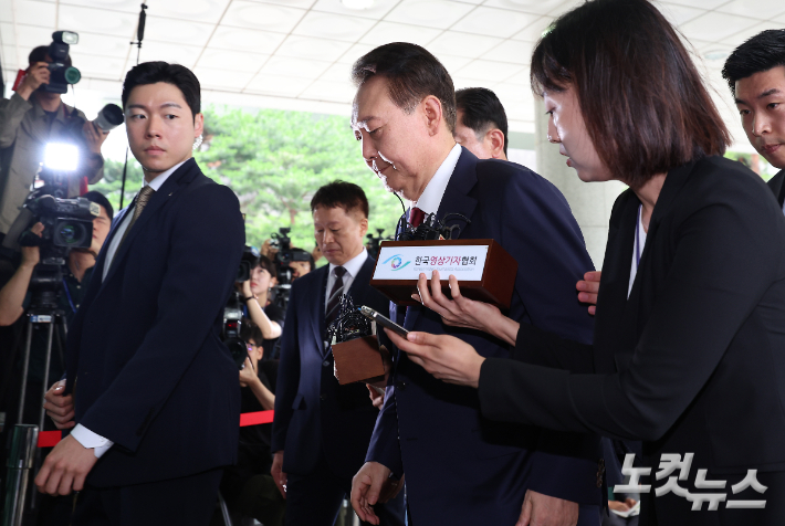 윤석열 전 대통령이 28일 오전 대면 조사를 받기 위해 서울 서초구 서울고검에 마련된 내란특검 사무실로 출석하고 있다. 황진환 기자