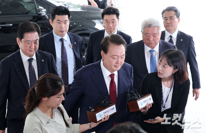 [속보]尹, 저녁 식사 마치고 오후 8시25분 조사 재개