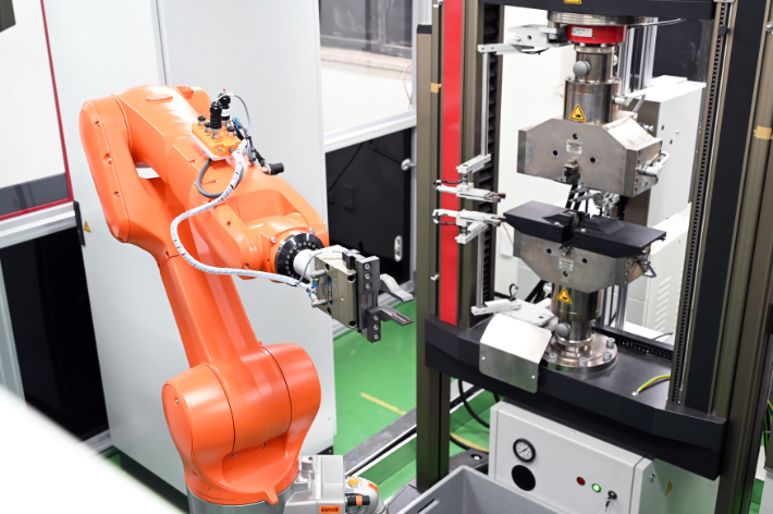 인간의 개입 없이 인장 시험을 수행하는 로봇 팔 활용 자동 인장기. KIMS 제공