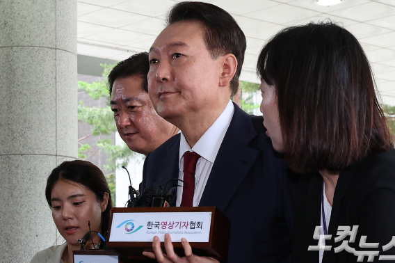윤석열 전 대통령이 28일 오전 대면 조사를 받기 위해 서울 서초구 서울고검에 마련된 내란특검 사무실로 출석하고 있다. 황진환 기자