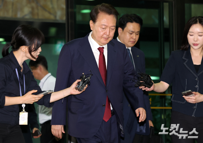 '신경전' 끝에 5시간 조사 그친 尹…내란특검, 30일 재소환 통보