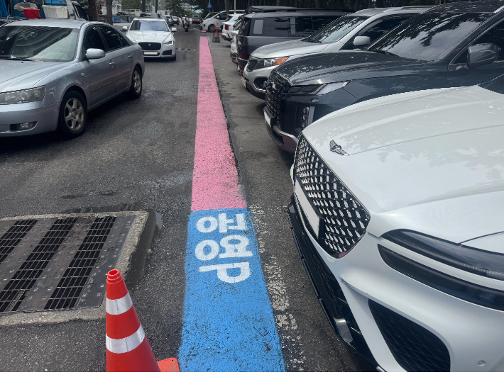 경포 해안의 상가 도로변 주차장에 공영주차장은 파란색, 민영주차장에는 빨간색의 유색 주차선을 도입한 모습. 강릉시 제공