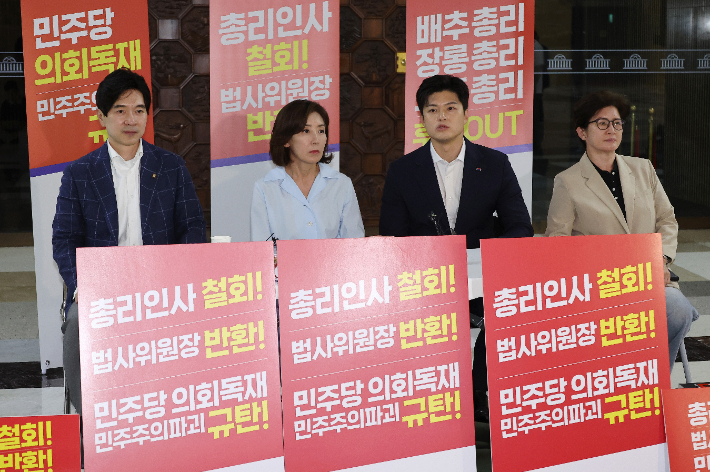 '사흘째 철야농성' 나경원 필두로…野 "법사위원장 달라"