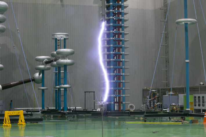 KERI 고전압 시험동에서 진행되는 인공 낙뢰(번개) 모의 시험. 전기연구원 제공 