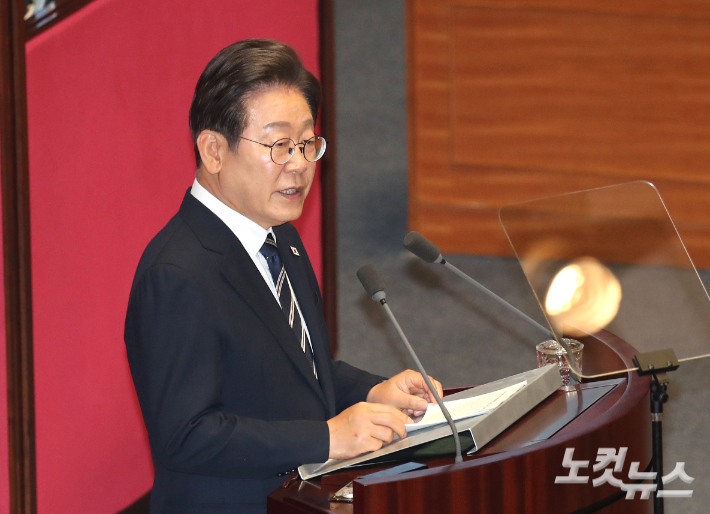 이재명 대통령이 26일 오전 서울 여의도 국회에서 열린 제426회국회(임시회) 제2차 본회의에서 2025년도 제2회 추가경정예산안에 대한 정부의 시정연설을 하고 있다. 윤창원 기자