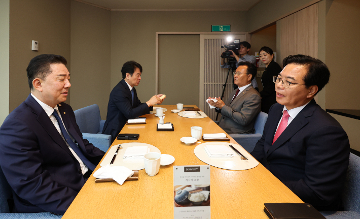 더불어민주당 김병기 더불어민주당 원내대표(왼쪽)와 국민의힘 송언석 원내대표가 26일 서울 여의도 한 식당에서 열린 양당 오찬 회동에서 대화를 나누고 있다. 연합뉴스