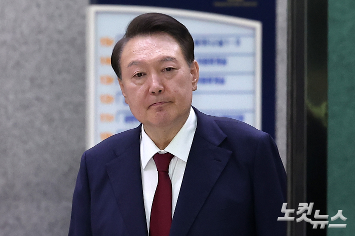 윤석열씨가 29일 새벽 서울 서초구 서울고등검찰청 청사에 마련된 내란특검 사무실에서 피의자 신분으로 조사를 마친 뒤 귀가하고 있다. 황진환 기자