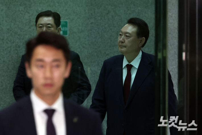 윤석열씨가 29일 새벽 서울 서초구 서울고등검찰청 청사에 마련된 내란특검 사무실에서 피의자 신분으로 조사를 마친 뒤 귀가하고 있다. 황진환 기자
