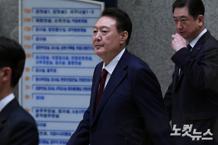 윤석열 전 대통령이 29일 새벽 서울 서초구 서울고검 청사에 마련된 내란특검에서 피의자 신분으로 조사를 마친 뒤 귀가하고 있다. 황진환 기자