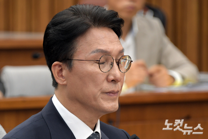 김민석 국무총리 후보자가 24일 서울 여의도 국회에서 열린 인사청문회에서 눈을 감고 생각에 잠겨있다. 윤창원 기자