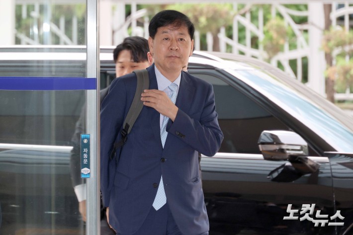 백팩 메고 출근하는 구윤철 후보자