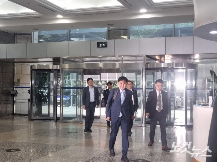 구윤철 기획재정부 장관 후보자가 30일 서울 중구 예금보험공사 본사에 마련된 인사청문회 준비단 사무실로 들어서고 있다. 구 후보자는 '인사청문회 준비는 잘 되고 있느냐'는 취재진 질의에 "잘 준비해서 '진짜 대한민국' 만들겠다"고만 답하고 서둘러 걸음을 옮겼다. 진짜 대한민국은 이재명 새 정부의 5년간 청사진을 그리는 국정기획위원회의 캐치프레이즈다. 최서윤 기자 