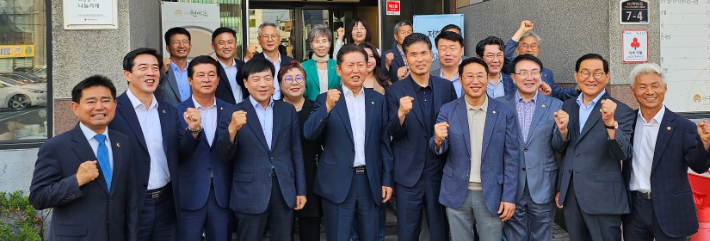 전주 콩나물국밥 집 찾은 정청래, 이원택, 이성윤 의원을 비롯해 전북 도의원들. 더불어민주당 전북도당 제공