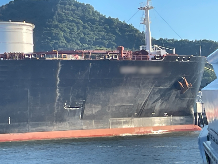 충돌 사고로 외벽에 2미터 크기의 구멍이 발생한 운반선. 여수해경 제공