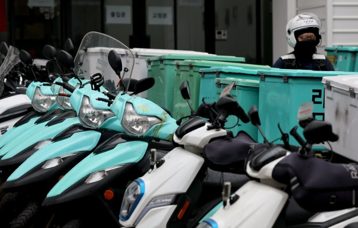 우아한청년들 자회사 '딜리버리N'에 배달용 오토바이들이 줄줄이 주차되어 있다. 연합뉴스