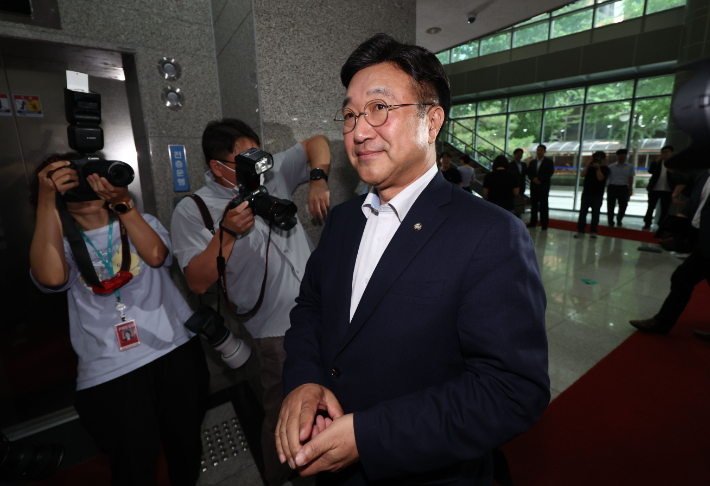 윤호중 행정안전부 장관 후보자가 30일 서울 종로구 적선동에 마련된 인사청문회 준비 사무실로 출근하고 있다. 연합뉴스