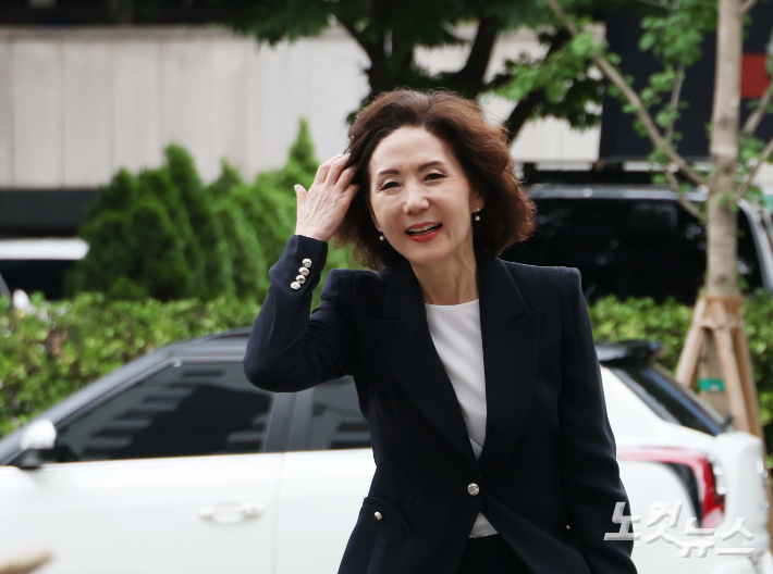 이진숙 사회부총리 겸 교육부 장관 후보자가 30일 오전 서울 여의도 한국교육시설안전원에 마련된 인사청문회 준비사무실로 출근하고 있다. 황진환 기자