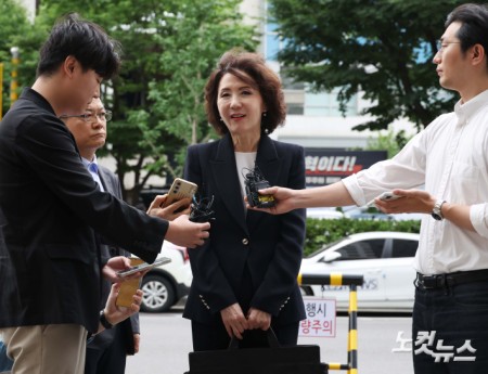 취재진 앞에 선 교육장관 후보자