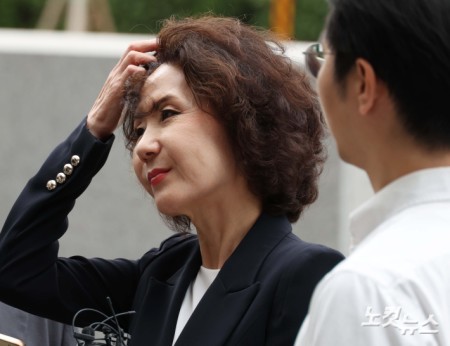 머리 넘기는 이진숙 교육장관 후보자