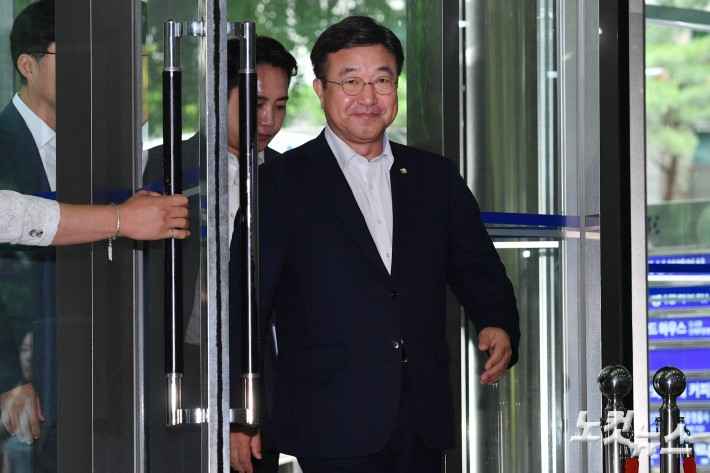 윤호중 행정안전부 장관 후보자가 30일 오전 서울 종로구 광화문플래티넘빌딩에 마련된 인사청문회 준비 사무실로 첫 출근하고 있다.