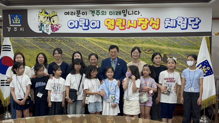 주낙영 경주시장이 열린시장실에 참석한 학생 및 학부모들과 기념사진을 촬영하고 있다. 경주시 제공