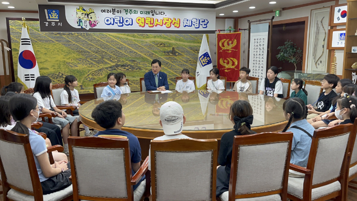 주낙영 경주시장이 열린시장실에 참석한 학생들과 대화를 나누고 있다. 경주시 제공