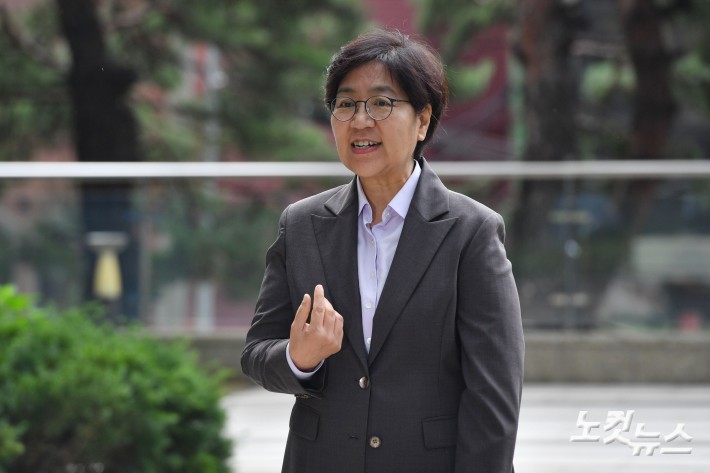 정은경 보건복지부 장관 후보자가 30일 오전 서울 중구 T타워에 마련된 인사청문회 준비 사무실로 출근하고 있다.