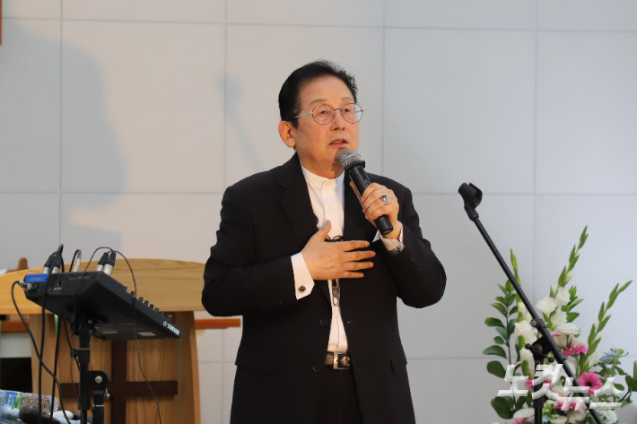 죽변감리교회는 지난 29일 찬양사역자 노문환 목사(사진)를 초청해 '포항CBS와 함께 하는 조이포유콘서트'를 개최했다. 유상원 아나운서