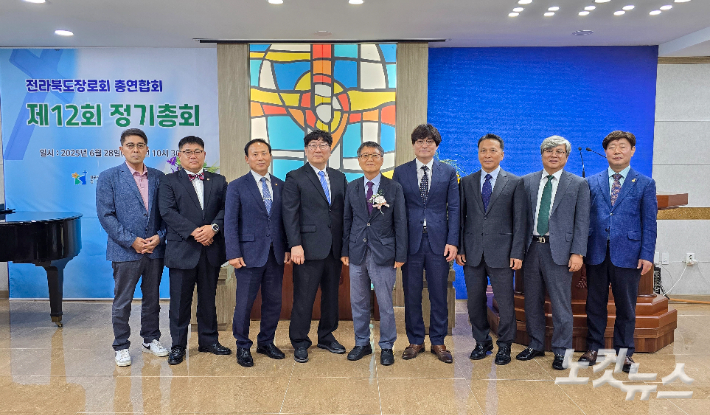 한 회기를 이끌어 갈 임원들이 기념 촬영을 하고 있다.