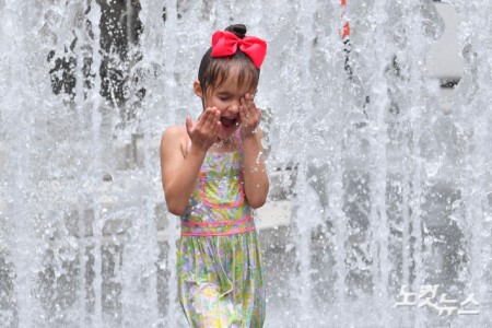 서울에 올해 첫 폭염주의보가 내려진 30일 오후 서울 종로구 광화문 광장 분수대에 어린이들이 물놀이를 하며 더위를 식히고 있다.