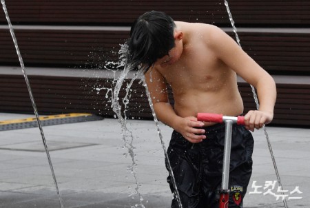 서울에 올해 첫 폭염주의보가 내려진 30일 오후 서울 종로구 광화문 광장 분수대에 어린이들이 물놀이를 하며 더위를 식히고 있다.