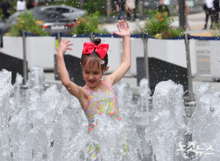 서울에 올해 첫 폭염주의보가 내려진 30일 오후 서울 종로구 광화문 광장 분수대에 어린이들이 물놀이를 하며 더위를 식히고 있다.