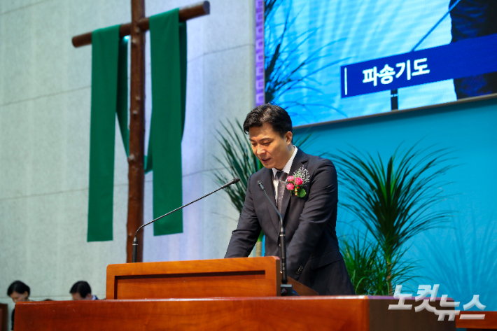 전주시온성교회 김승환 담임목사가 파송기도를 드리고 있다.