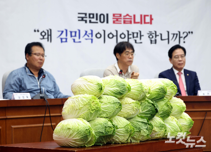 '포기배추' 쌓고 국힘 '김민석 청문회'…"지명 철회" 압박