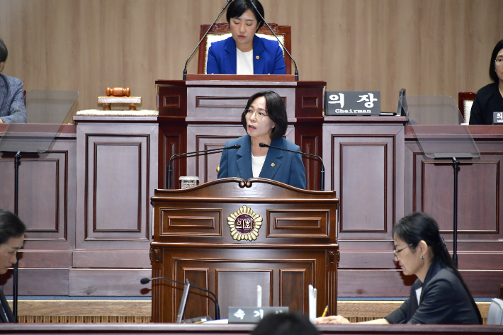 광주광역시의회 이귀순 의원(더불어민주당·광산구4)은 30일 열린 긴급현안질문에서 "시민의 혈세 수천억 원이 걸린 사안을 시의회와 시민에게 알리지 않고 조용히 중재 절차를 진행한 것은 민주적 통제 원칙을 훼손한 것"이라며 시의 행정을 강도 높게 비판했다. 광주시의회 제공