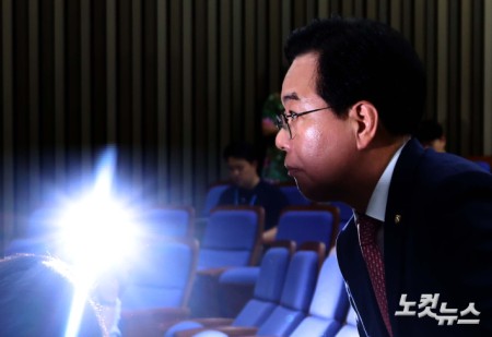 단상 향하는 송언석 원내대표