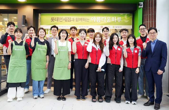 이승국 롯데면세점 컴플라이언스 부문장과 봉사활동에 참여한 롯데면세점 임직원들이 기념 촬영을 하고 있다. 롯데면세점 제공
