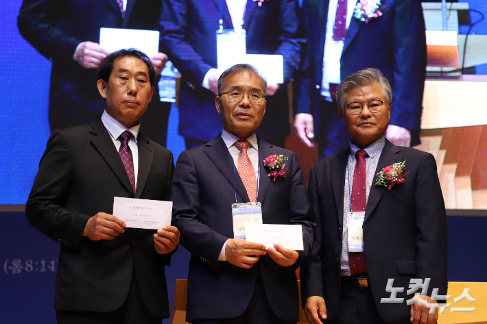 한국성시화운동협의회장 박재신 목사(맨우측)가 대형산불로 피해를 입은 묵계교회와 충성교회에 성금을 전달했다. 유상원 아나운서