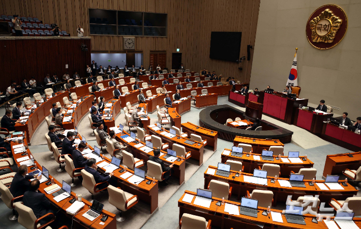 30일 오전 국회 예산결산특별위원회 전체회의가 국민의힘 의원들이 한병도 위원장과 여당을 향해 일방적 일정과 질의 시간 등을 공지했다며 정회를 요구, 회의장을 나간 채 진행되고 있다. 황진환 기자