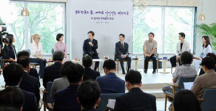이재명 대통령과 김혜경 여사가 30일 서울 용산 대통령실 파인그라스에서 문화예술계 수상자들과 간담회를 하고 있다.  연합뉴스