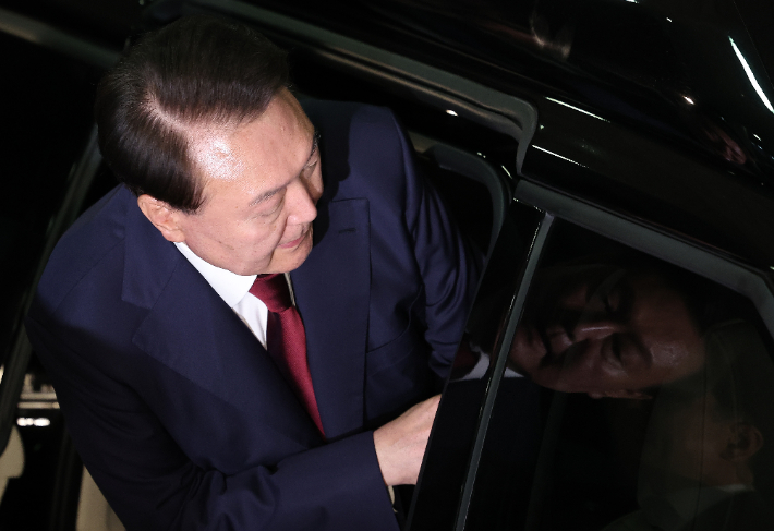 윤석열 전 대통령이 29일 새벽 서울 서초구 서울고등검찰청 청사에 마련된 내란특검 사무실에서 피의자 신분으로 조사를 마친 뒤 귀가하고 있다. 황진환 기자