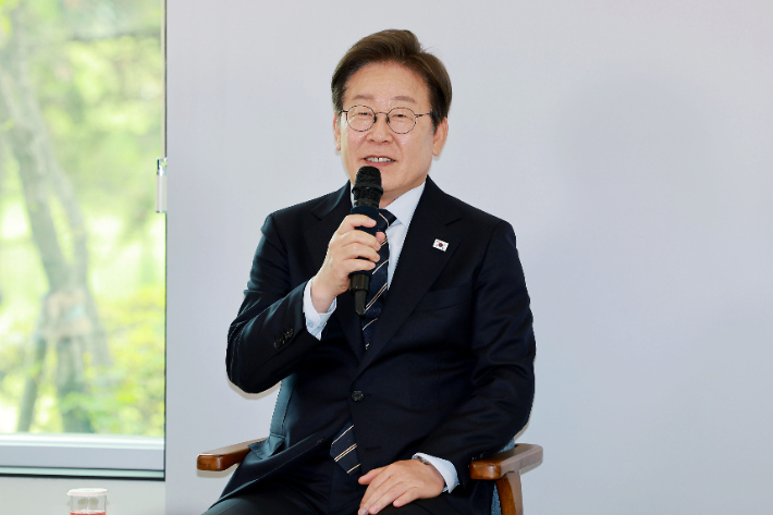 李, '예술인 기본소득' 필요성 제기…"정책 발굴·실현해야"
