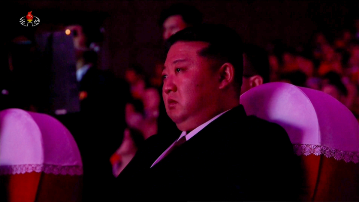 파병 전사자 관 앞에서 애도하는 김정은…北 유해송환 첫 공개
