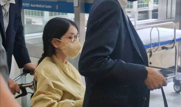 휠체어 타고 퇴원하는 김건희     (서울=연합뉴스) 특별검사팀 출범을 앞두고 우울증 등 지병을 이유로 입원했던 김건희 여사가 27일 서울 송파구 서울아산병원에서 윤석열 전 대통령이 미는 휠체어에 탄 채 퇴원하고 있다.  2025.6.27  [SBS·MBC·KBS·YTN·MBN 방송 풀 제공. 재판매 및 DB 금지]       photo@yna.co.kr (끝)   <저작권자(c) 연합뉴스, 무단 전재-재배포, AI 학습 및 활용 금지> 연합뉴스