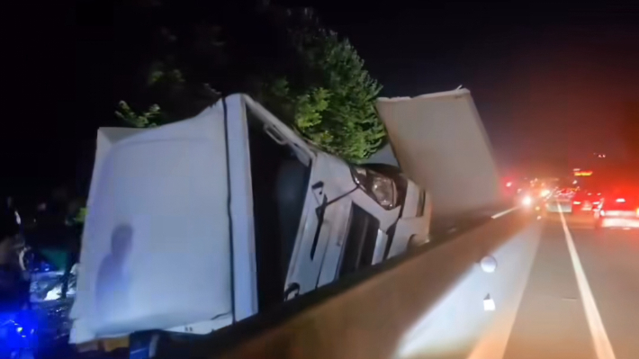 30일 오후 8시 40분쯤 호남고속도로 산월나들목 부근에서 주류 운반 차량과 현금 수송 차량이 추돌했다. SNS 캡처