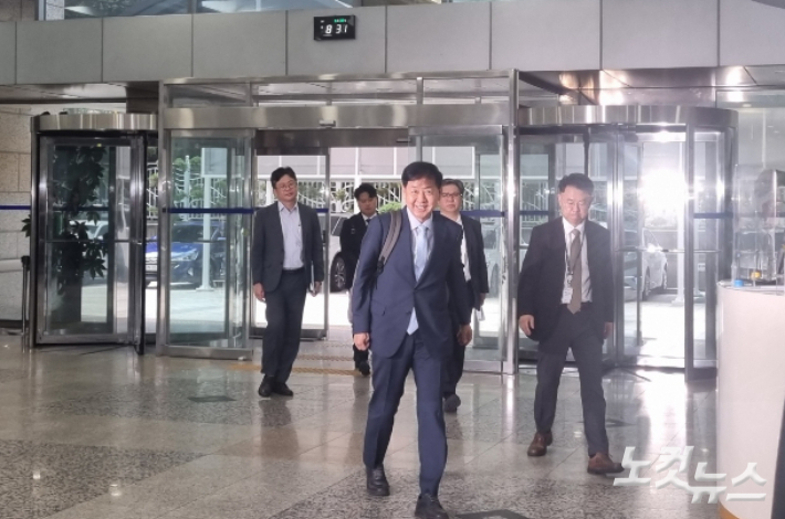 구윤철 경제부총리 겸 기획재정부 장관 후보자가 30일 서울 중구 예금보험공사 본사에 마련된 인사청문회 준비단 사무실로 들어서고 있다. 구 후보자는 '인사청문회 준비는 잘 되고 있느냐'는 취재진 질의에 "잘 준비해서 '진짜 대한민국' 만들겠다"고 답하고 걸음을 옮겼다. '진짜 대한민국'은 이재명 새 정부의 5년간 청사진을 그리는 국정기획위원회의 캐치프레이즈다. 최서윤 기자 