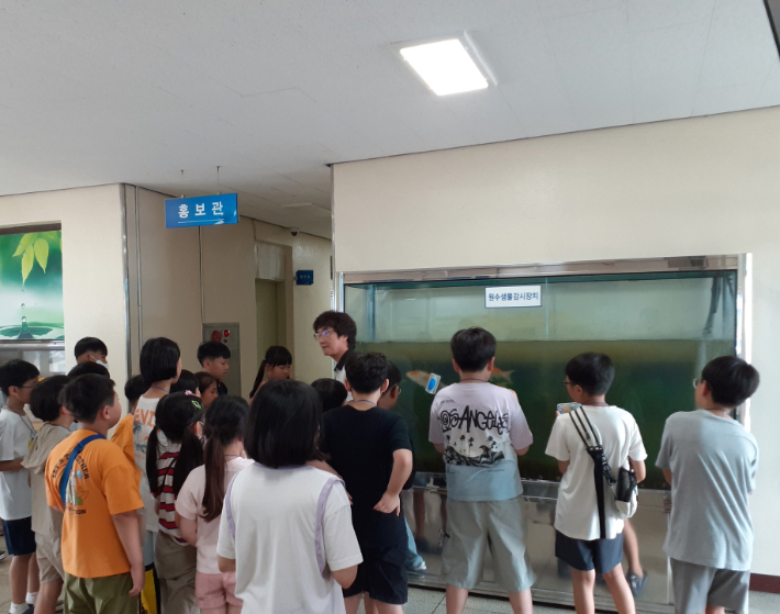 광주광역시상수도사업본부 수질연구소는 여름방학을 맞아 '어린이 수돗물 체험캠프' 참가자를 모집한다. 광주시 제공