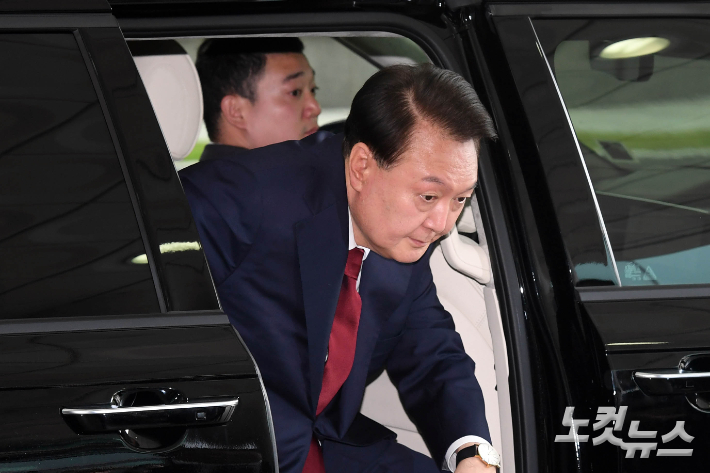 윤석열 전 대통령이 지난달 28일 오전 서울 서초구 서울고검 청사에 마련된 내란특검에 피의자 신분으로 첫 출석하고 있다. 황진환 기자